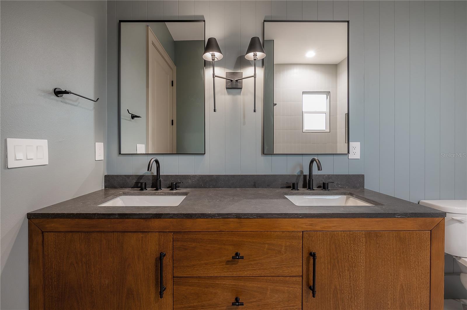 upstairs full guest bathroom