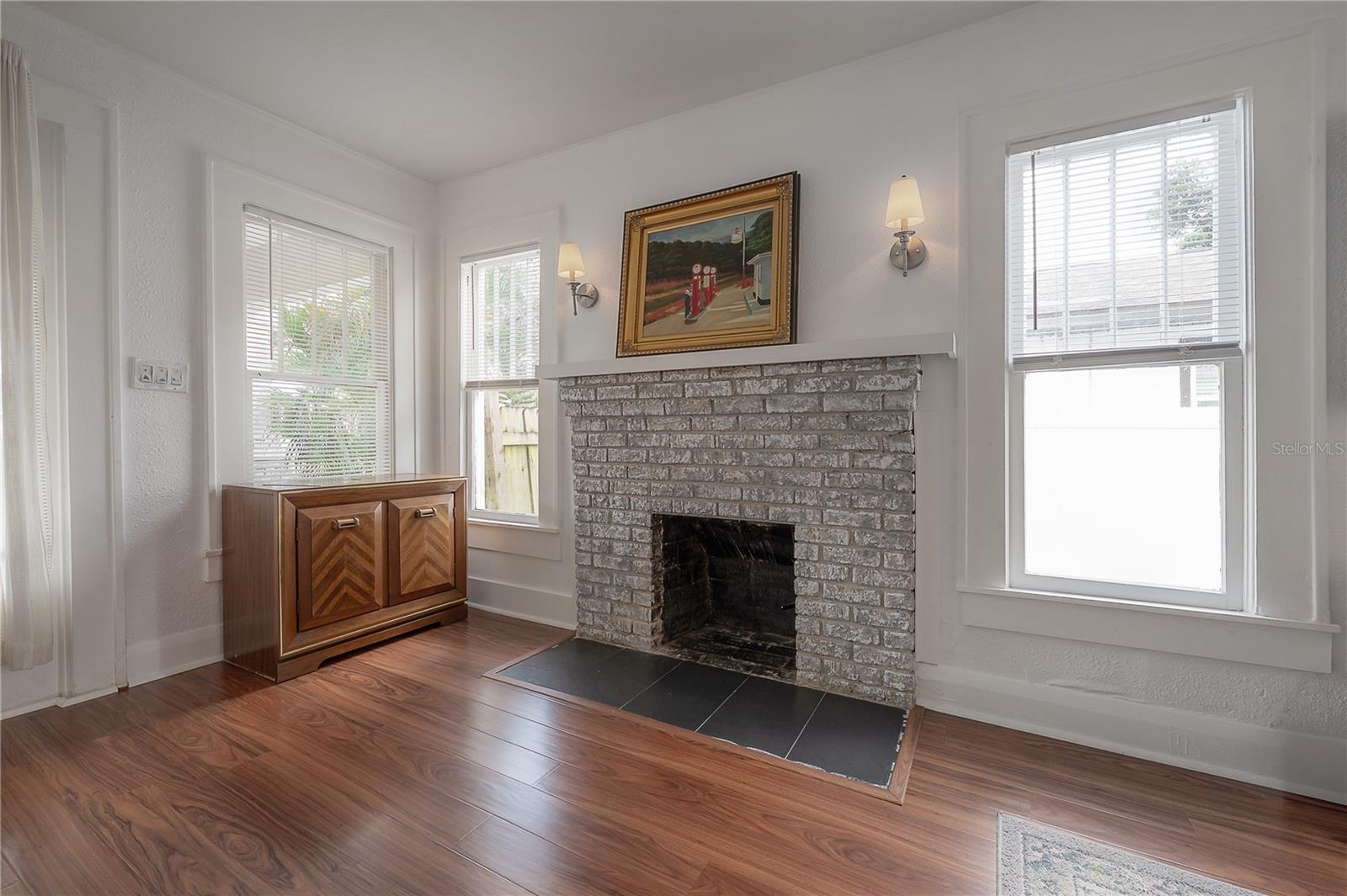 Living with fully functional fireplace