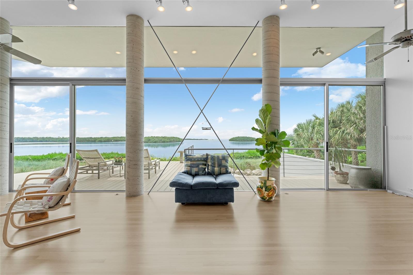 It's all about the view and bringing the sunshine and tropical Florida feeling in!