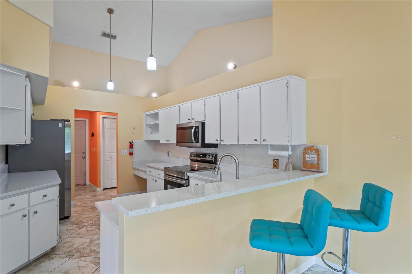 KITCHEN BAR