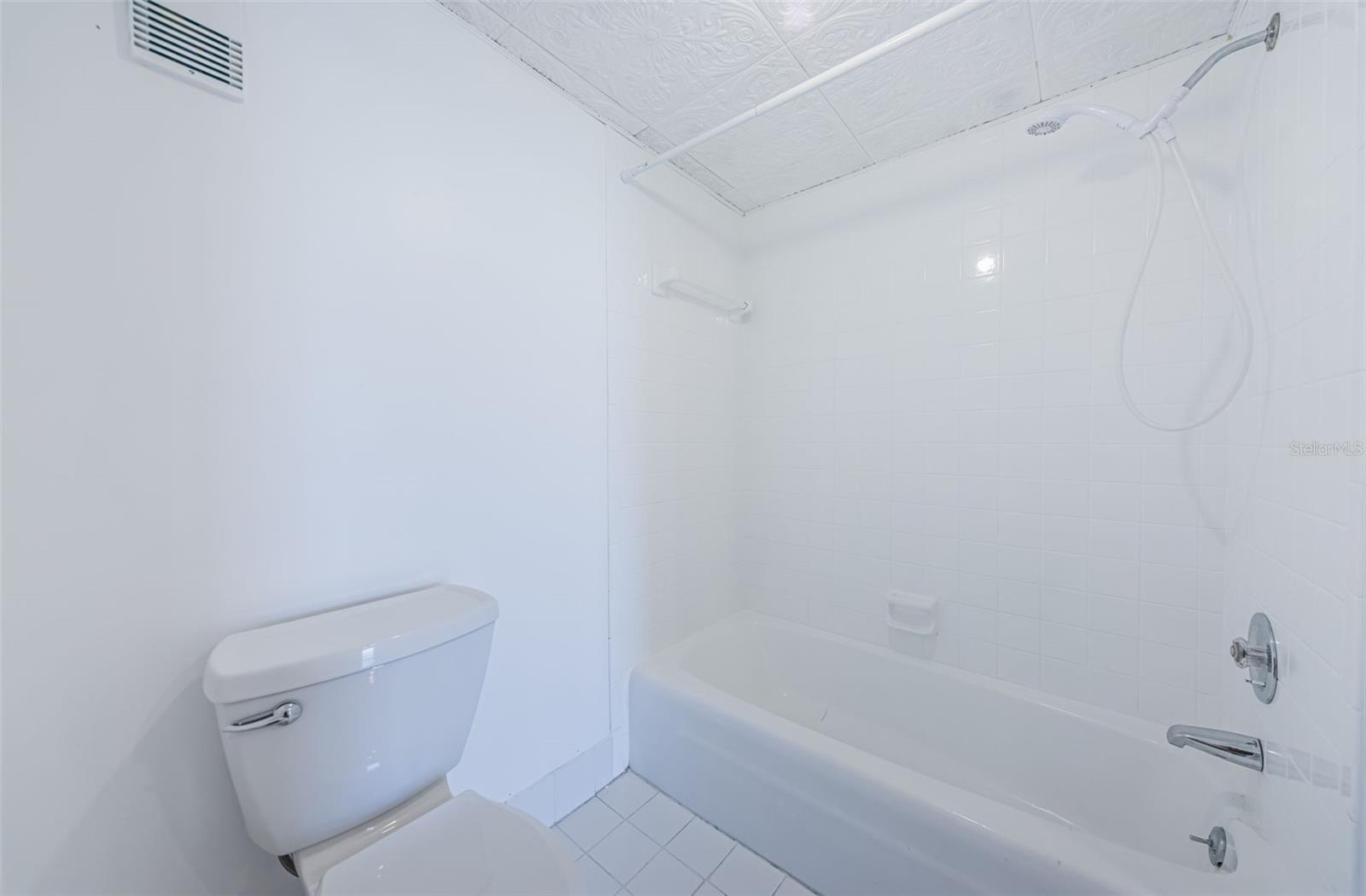 Second bedroom with tub