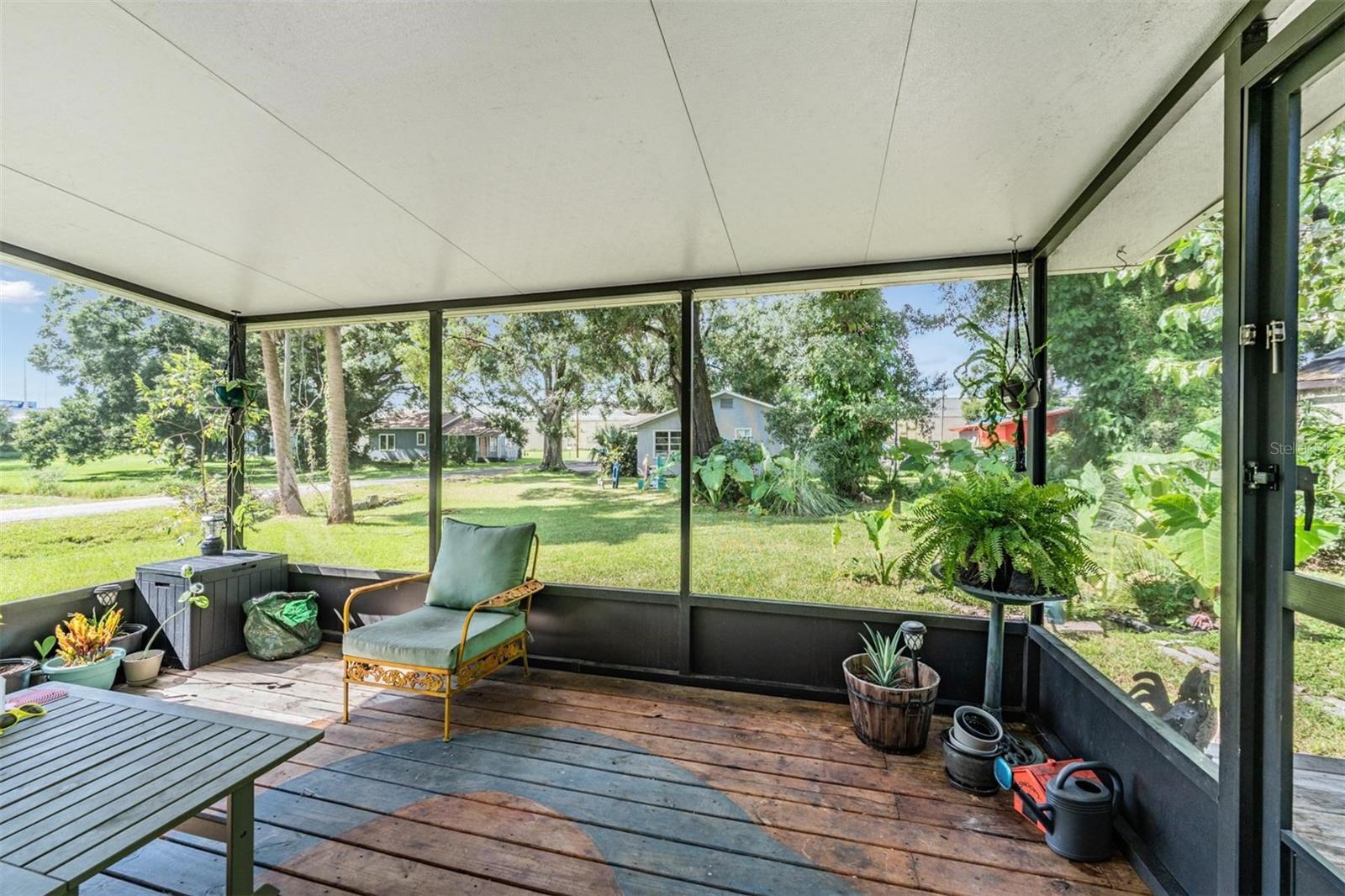 Back screen in patio