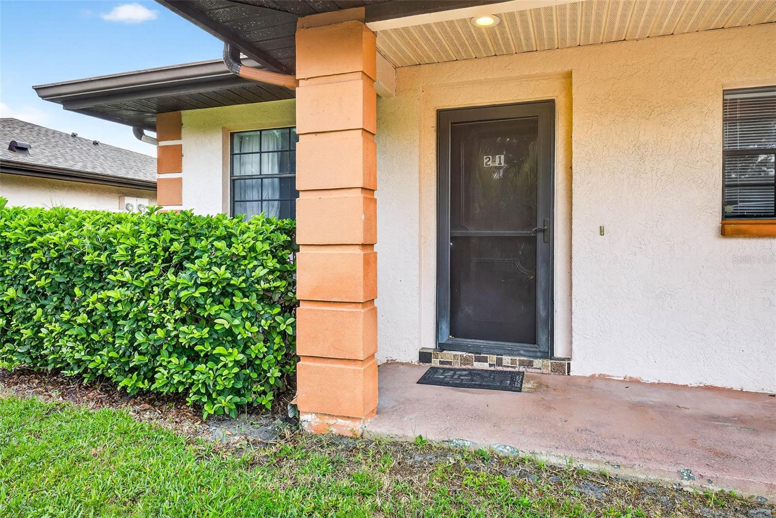 Front patio to condo 2-1