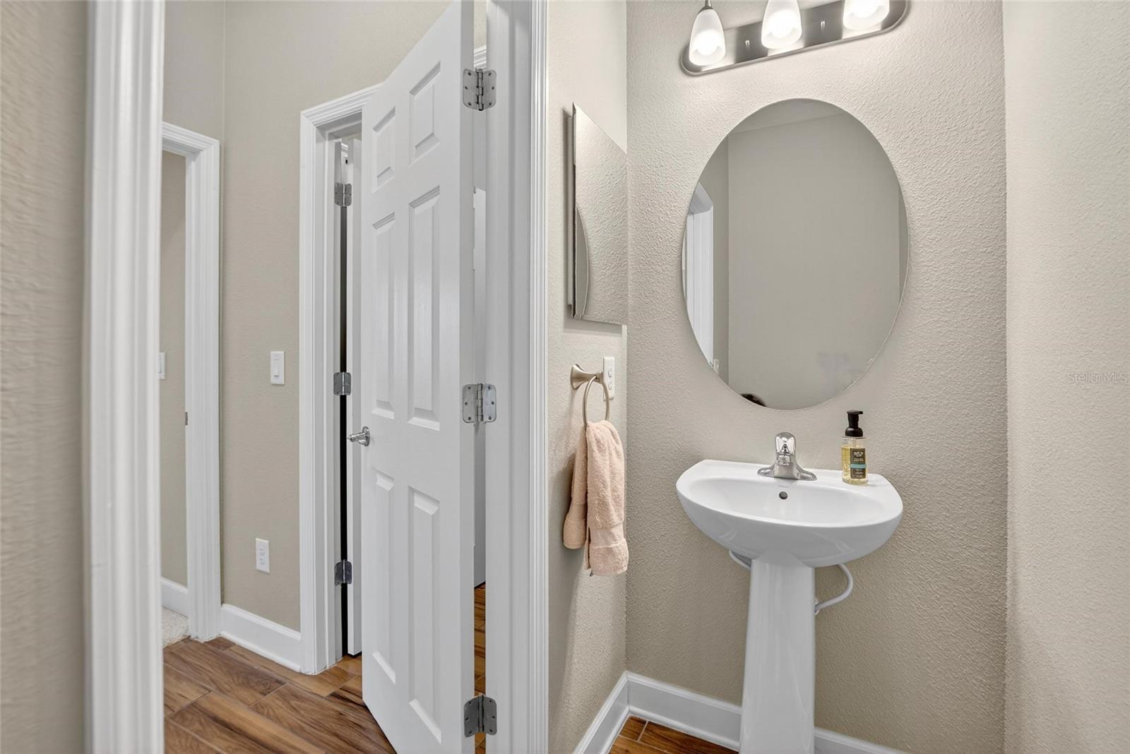 Guest powder room/ 1/2bath
