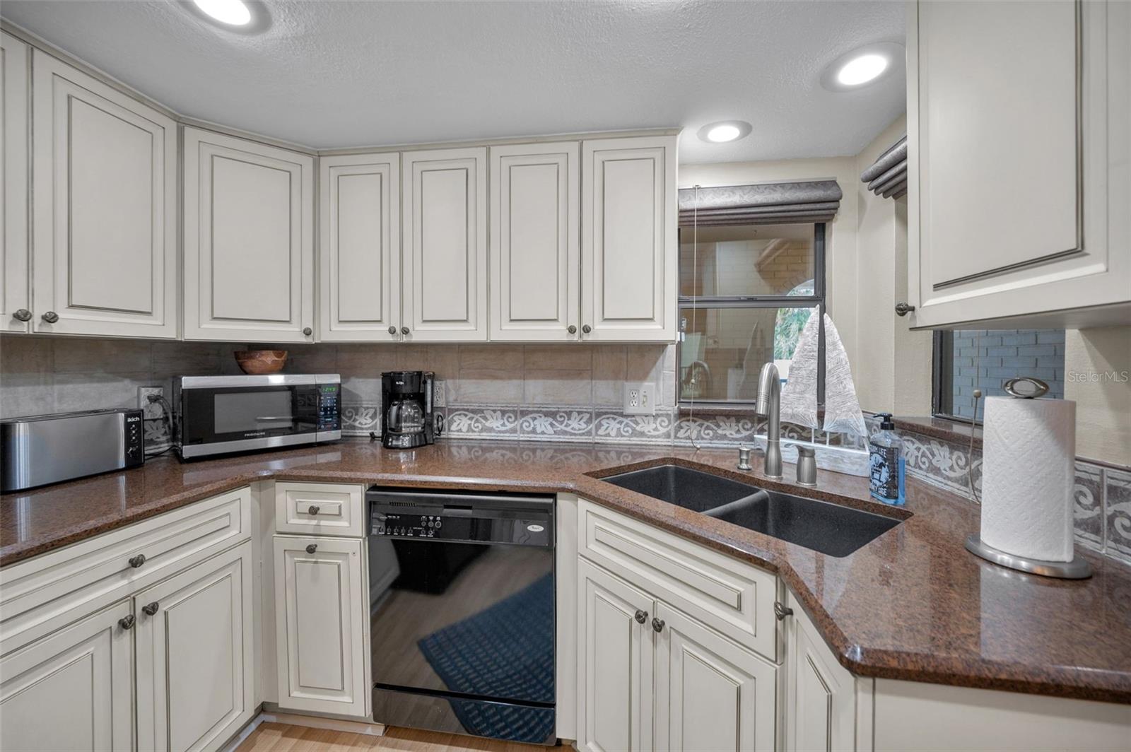 Large Kitchen with plenty of counter and cabinet space
