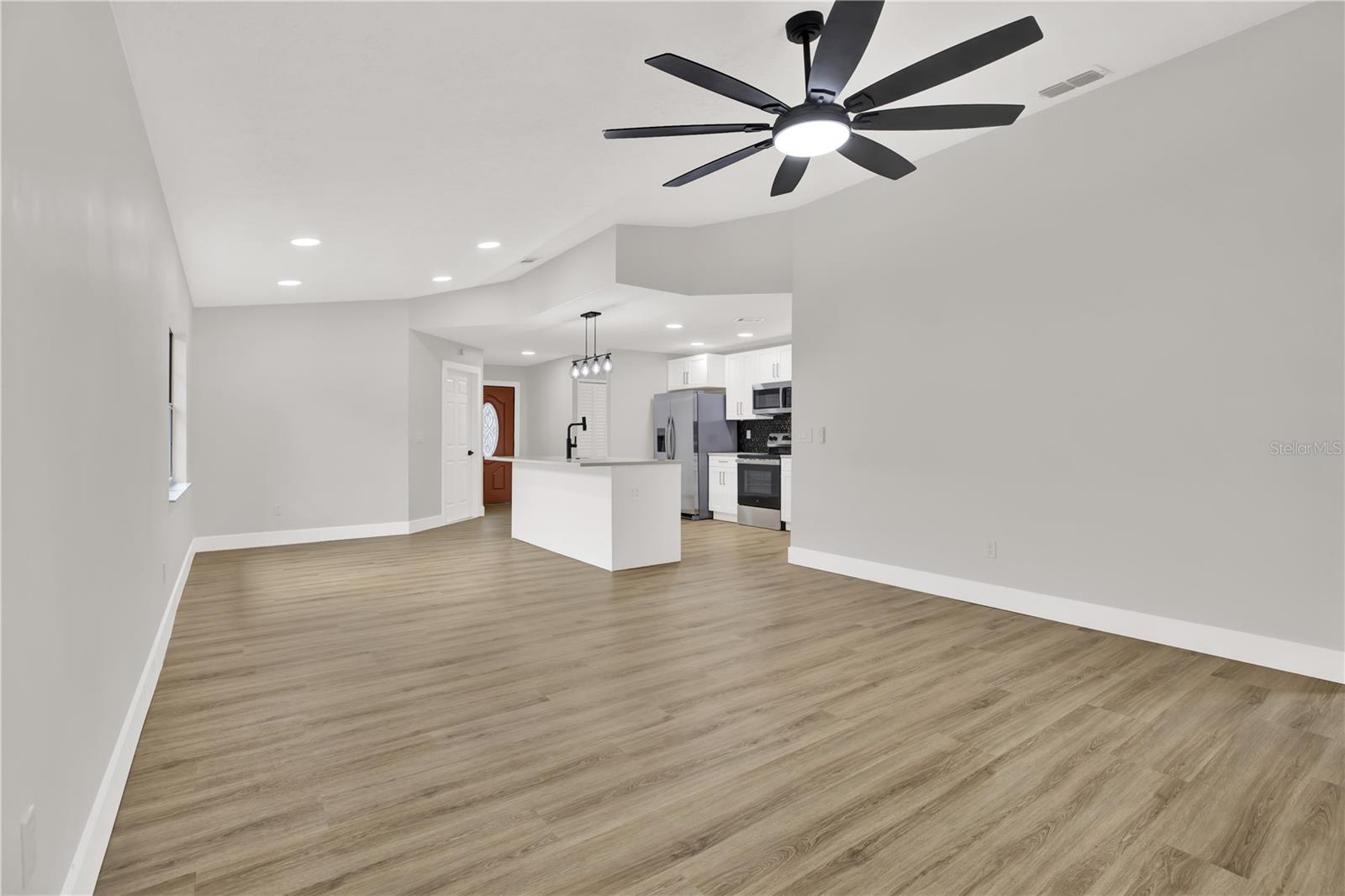 OPEN-CONCEPT LIVING