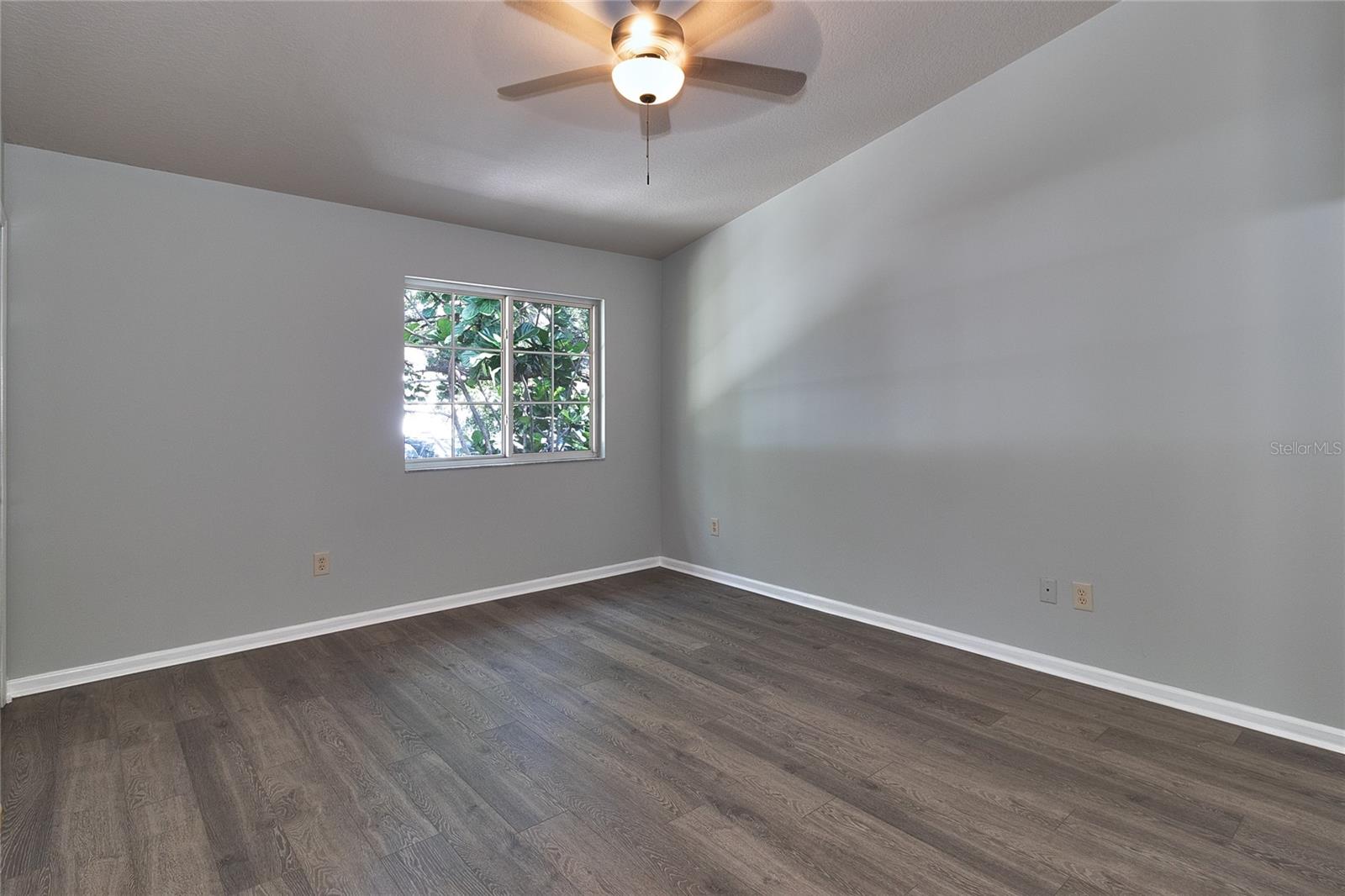Large 2nd bedroom.