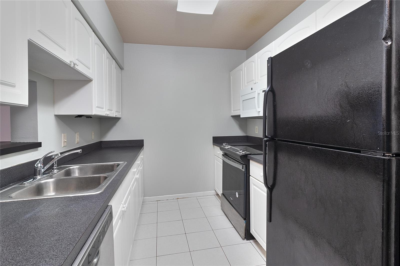 Kithen & Range - Lots of cabinets