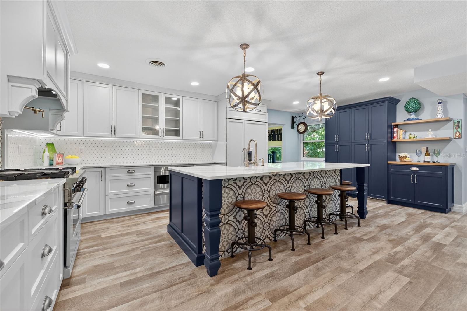 Large Kitchen Quartz Countertop with plenty of seating