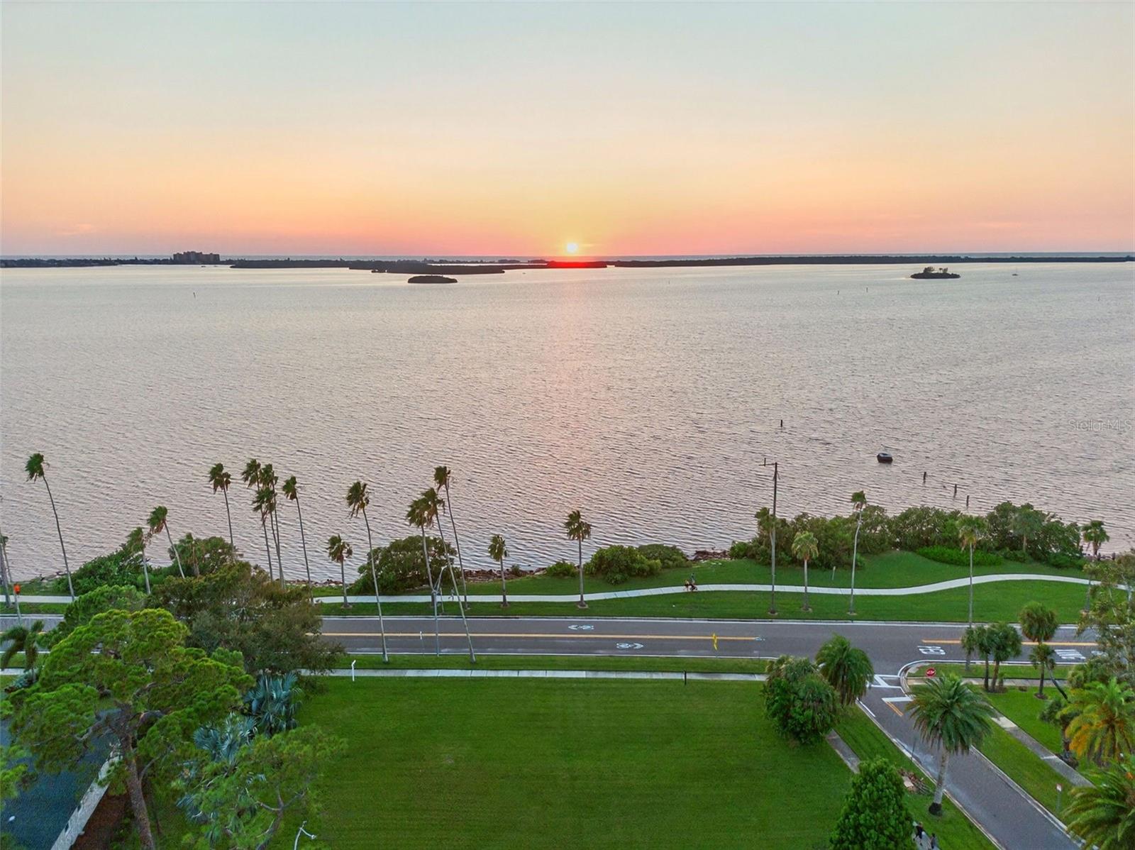 One block from the sunset at Edgewater Drive