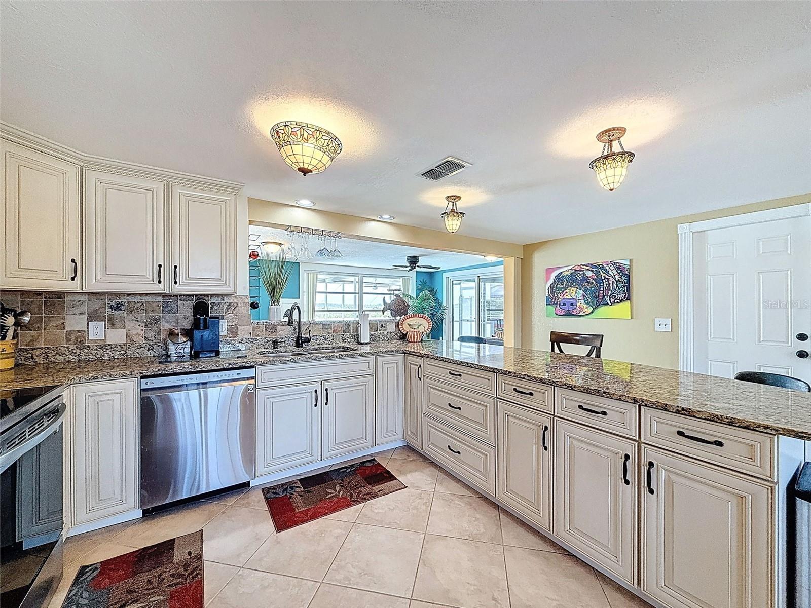 LIGHTING MATCHES DINING AREA TO BLEND THE TWO ROOMS BEAUTIFULLY