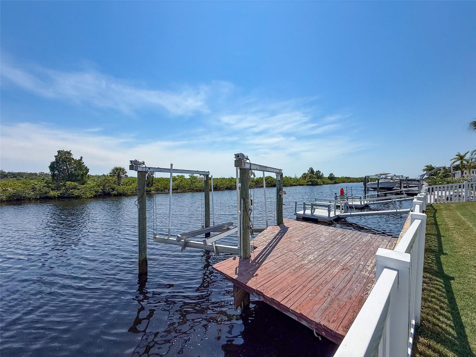 8,000 LB BOAT LIFT