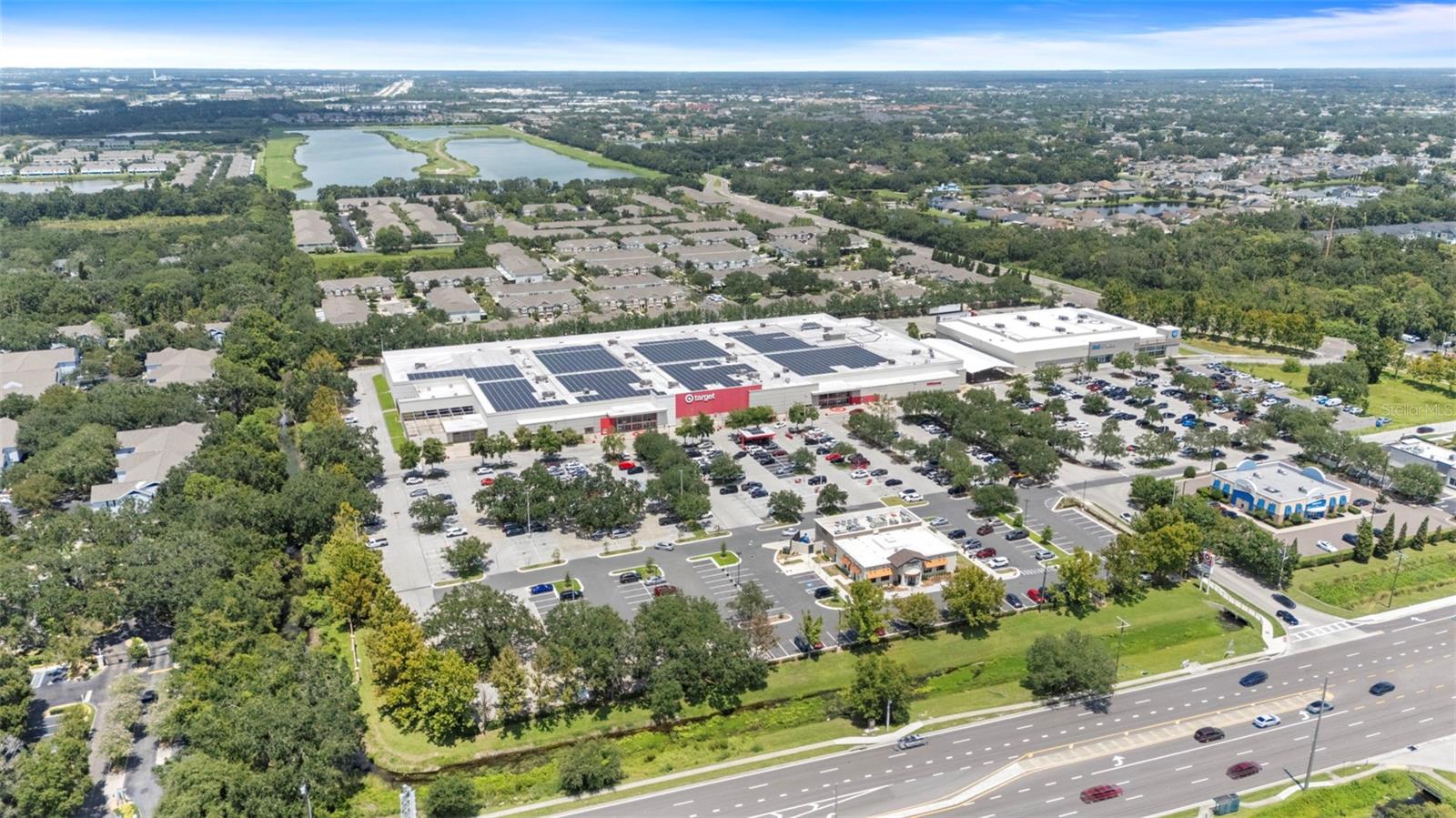 Nearby shopping/food/bank/urgent care