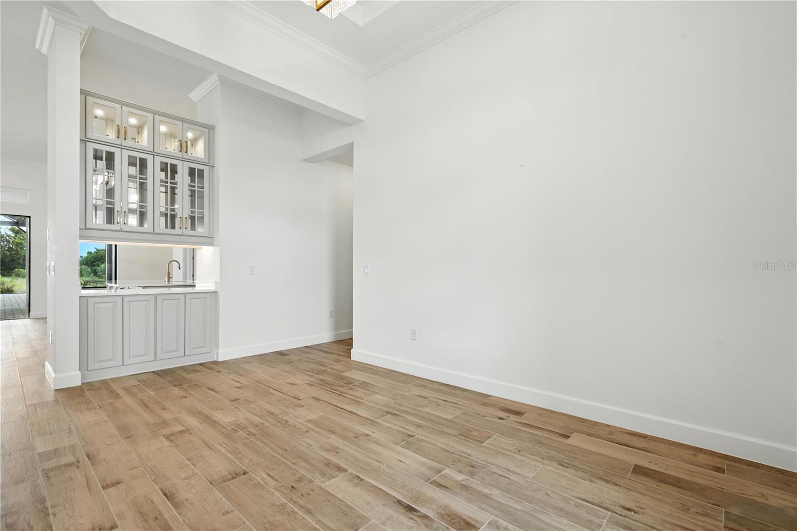 Dining Room to Butlers Pantry