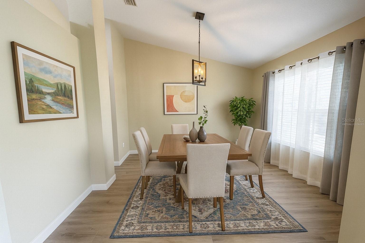 Formal dinning roomvirtually staged