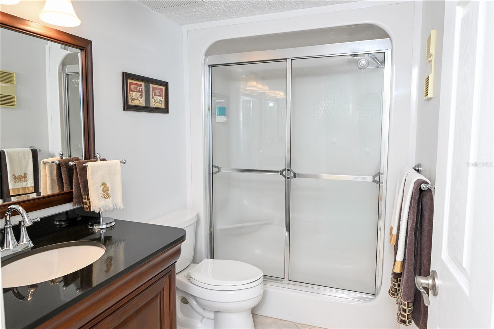 Guest room en-suite bath with  a tub/shower combo