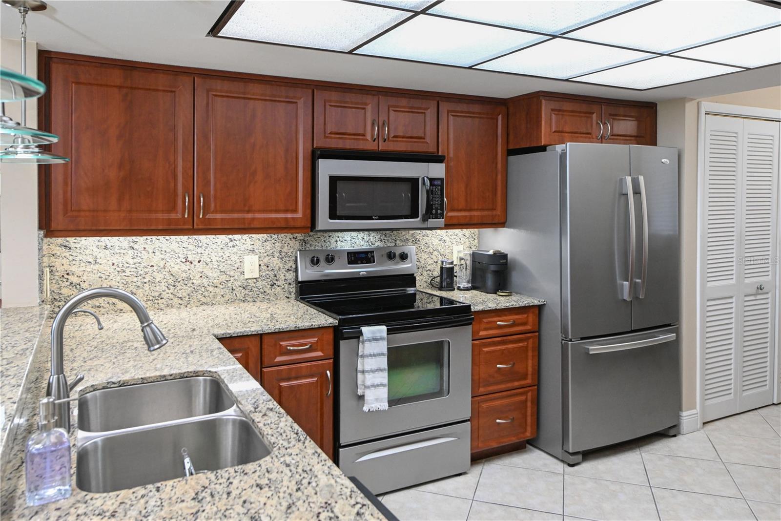 Kitchen upgraded with granite countertops and cabintry