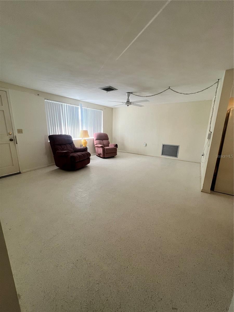 Living Room - Recliners DO NOT convey