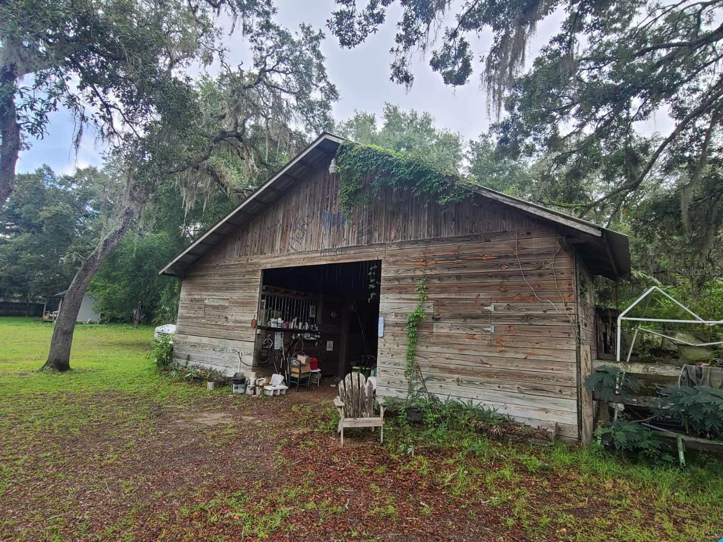 Massive barn to store animals or toys with water and electric