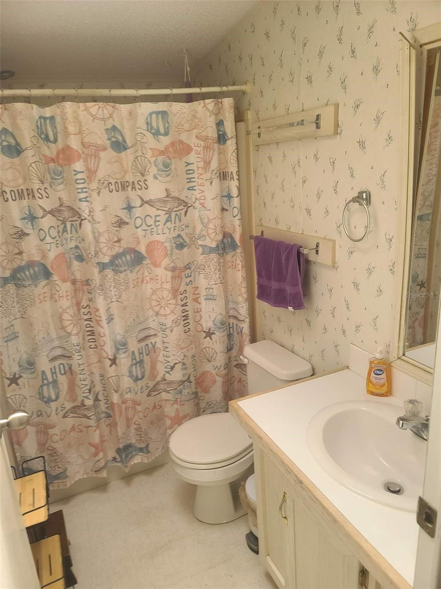 Hall Bath between Bed1 and Bed2