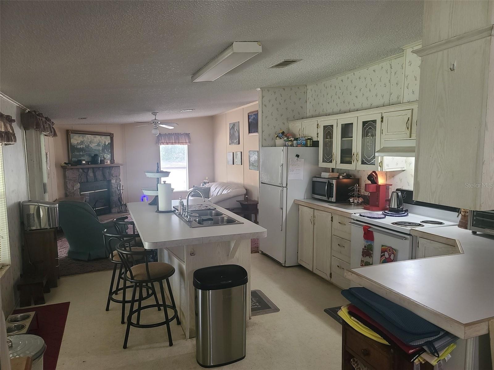 Large spacious Kitchen off DR and FR