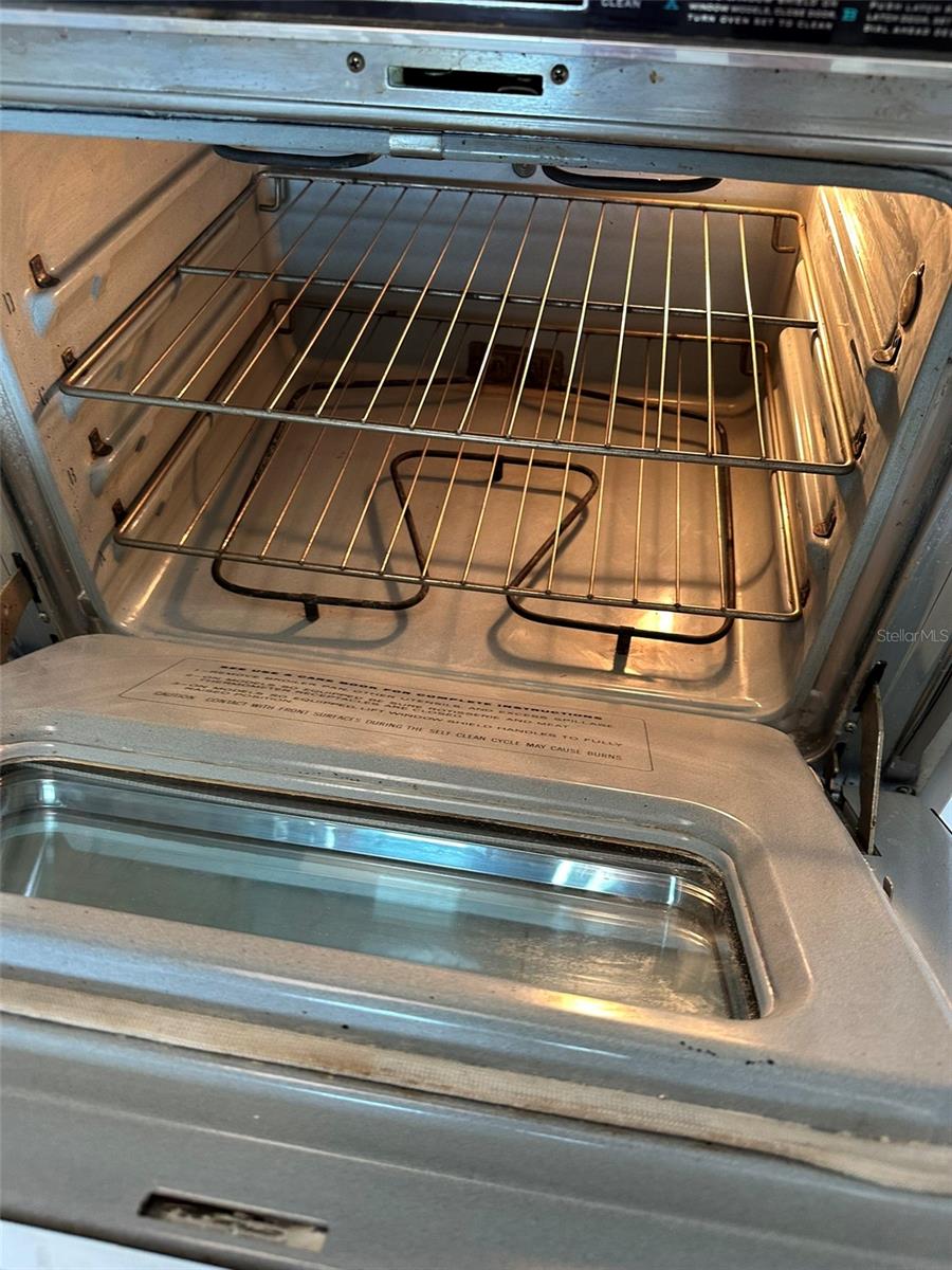 Super clean 1972 oven!