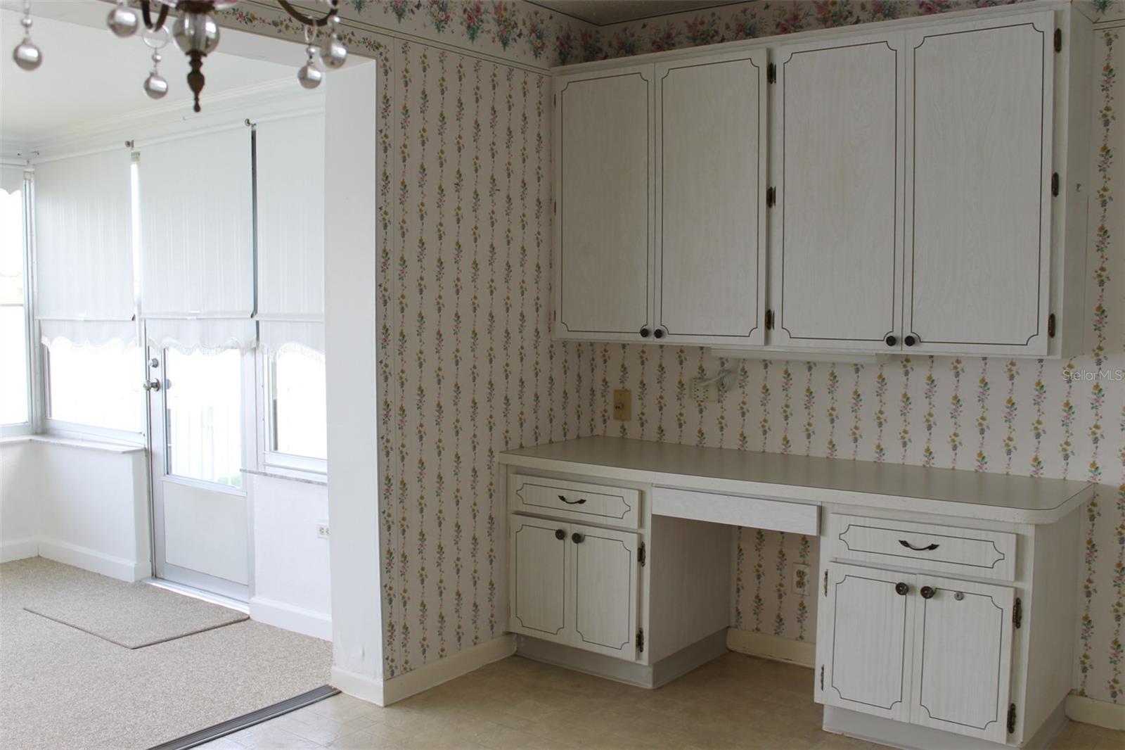 Eat-In Area Cabinets
