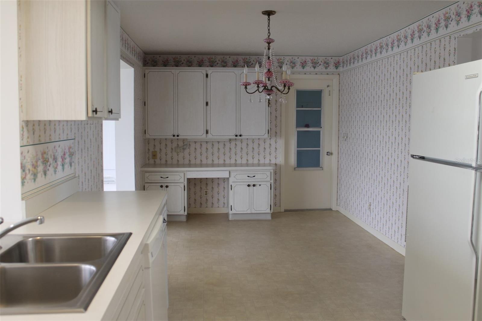 Kitchen & Eat-In Area