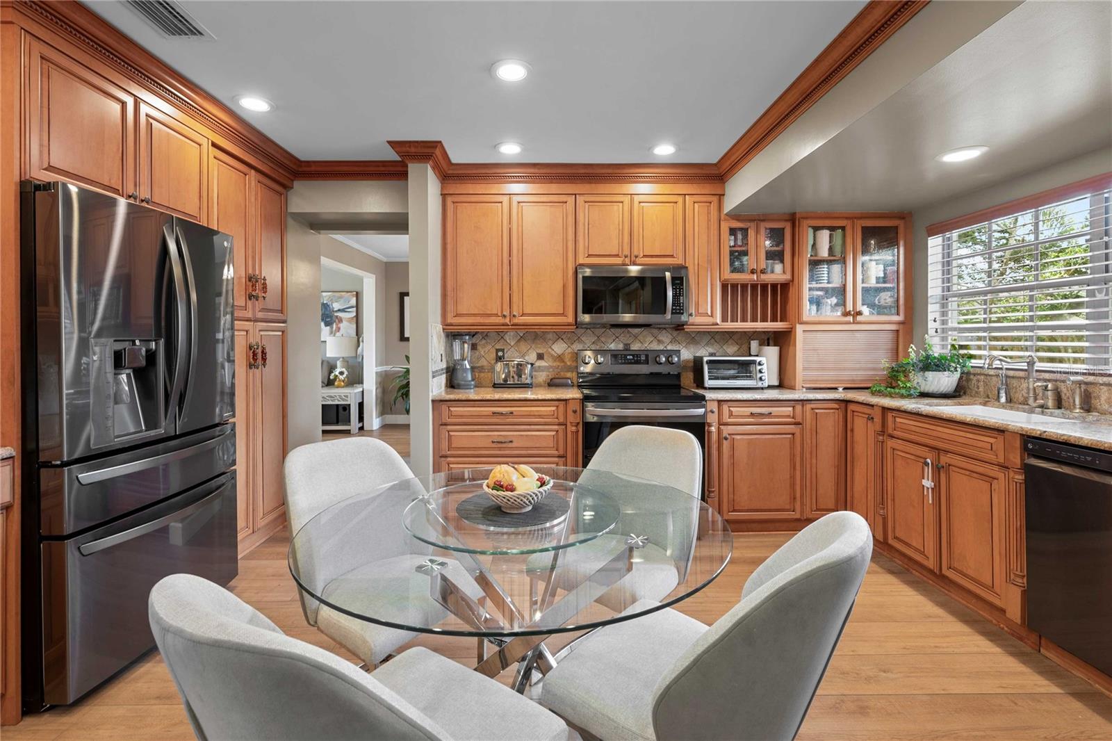 kitchen w/ eat in space