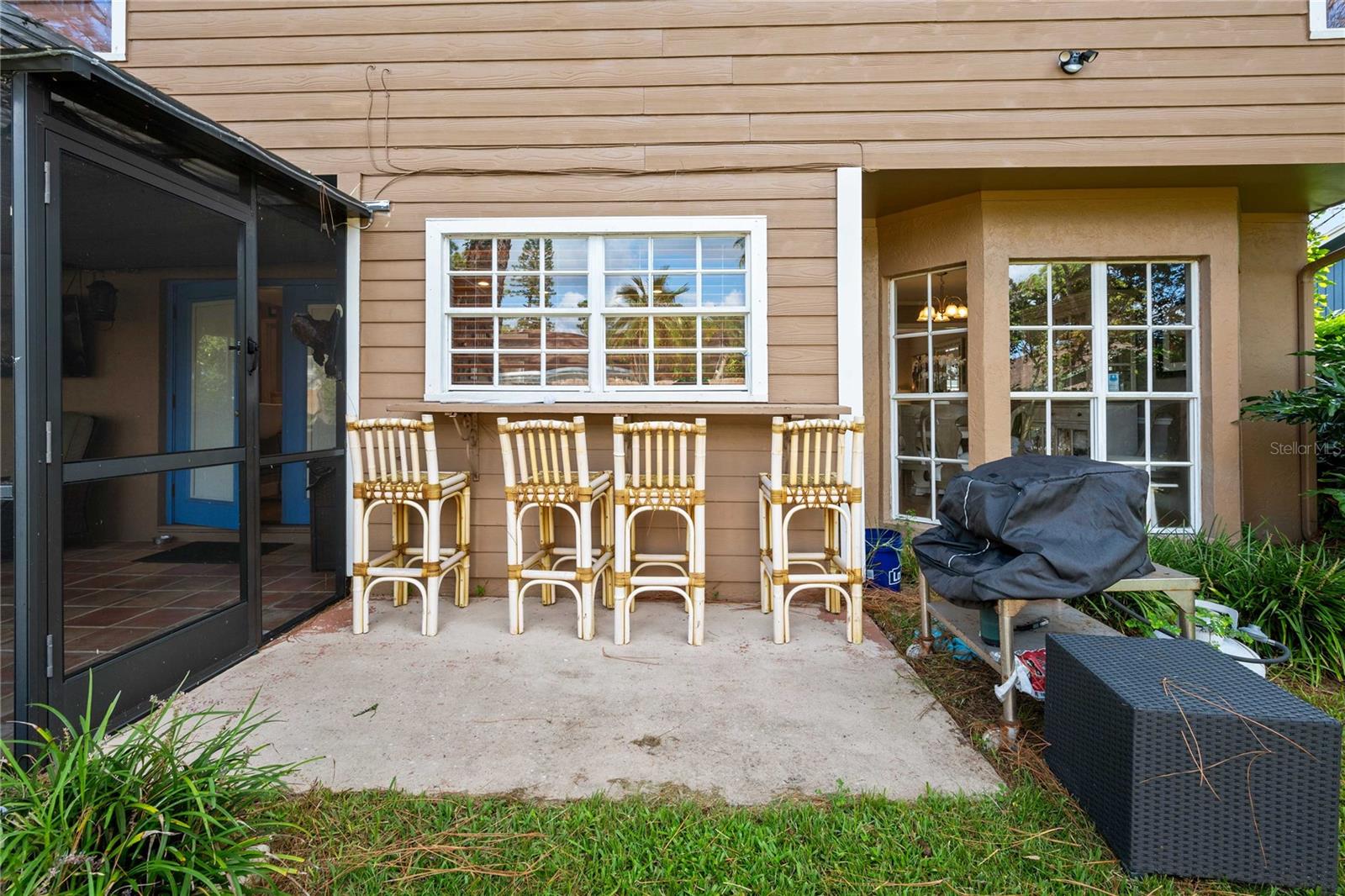 outdoor BBQ sitting area