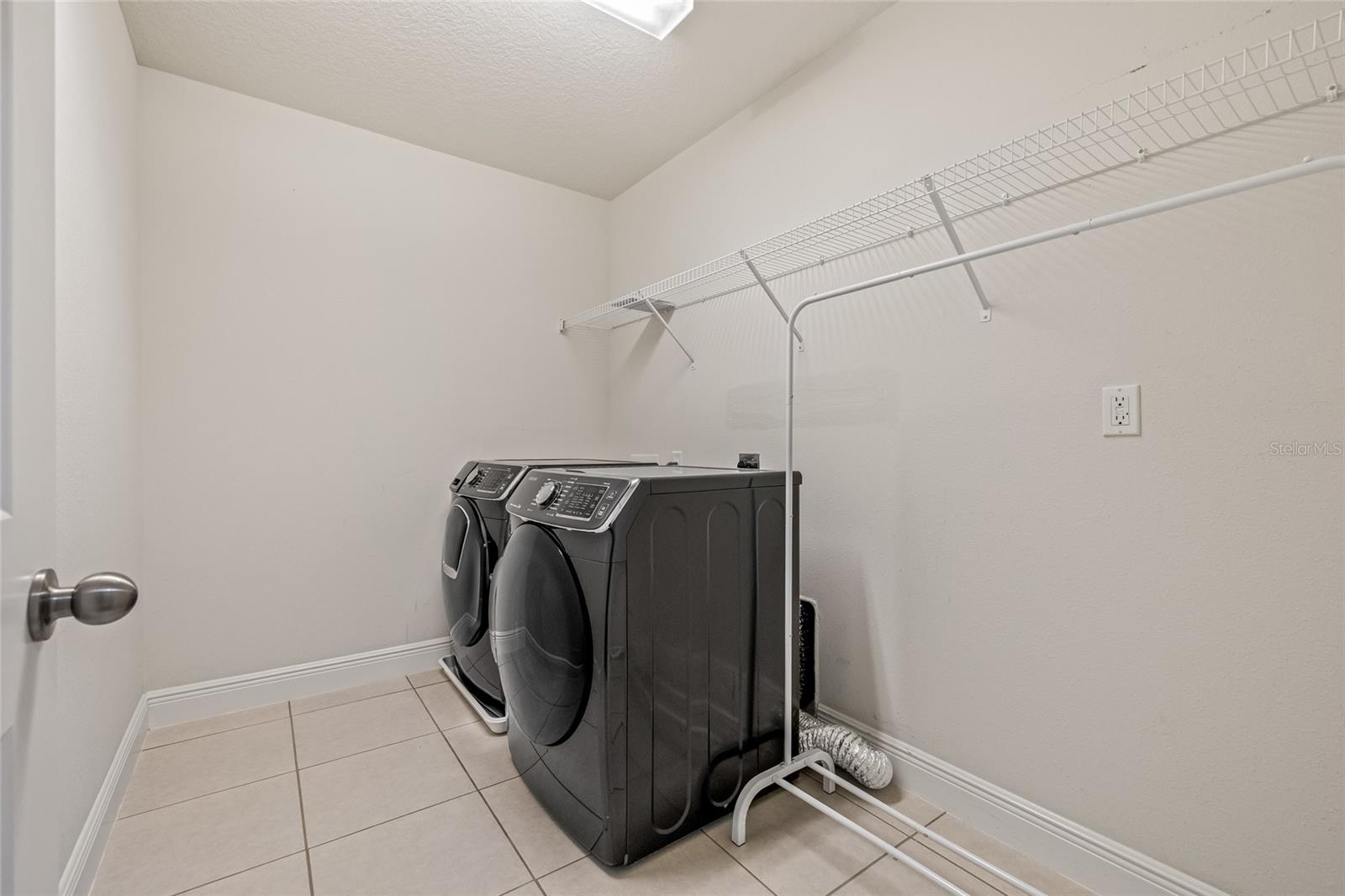 LARGE LAUNDRY - W/D STAYS