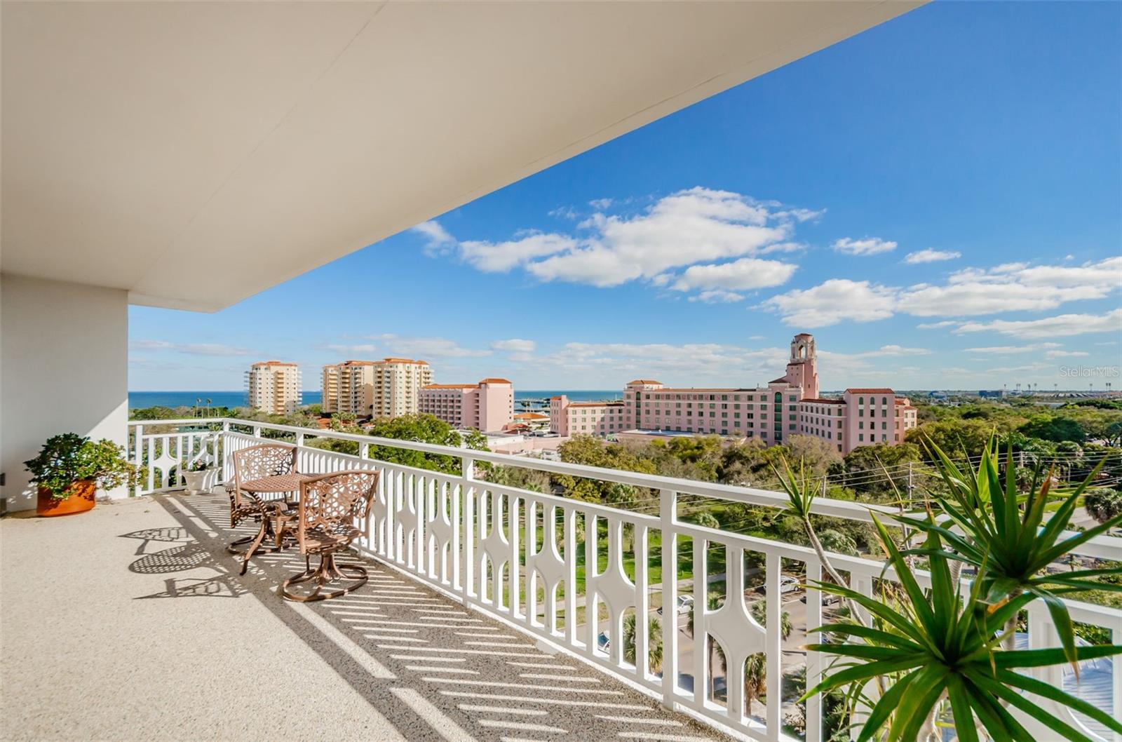 Rooftop Sundeck for Sunset Gatherings!