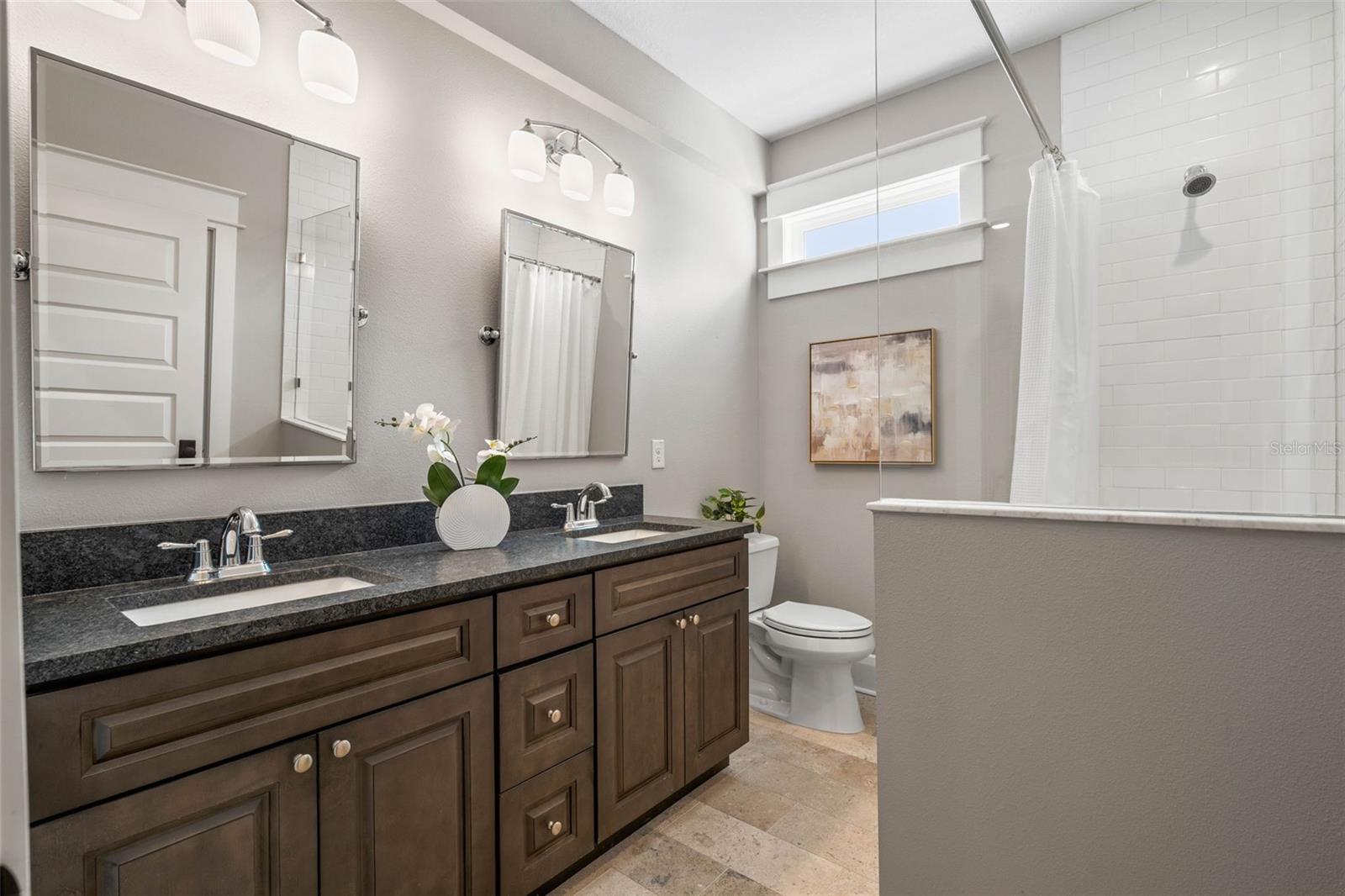 En Suite Full Bath