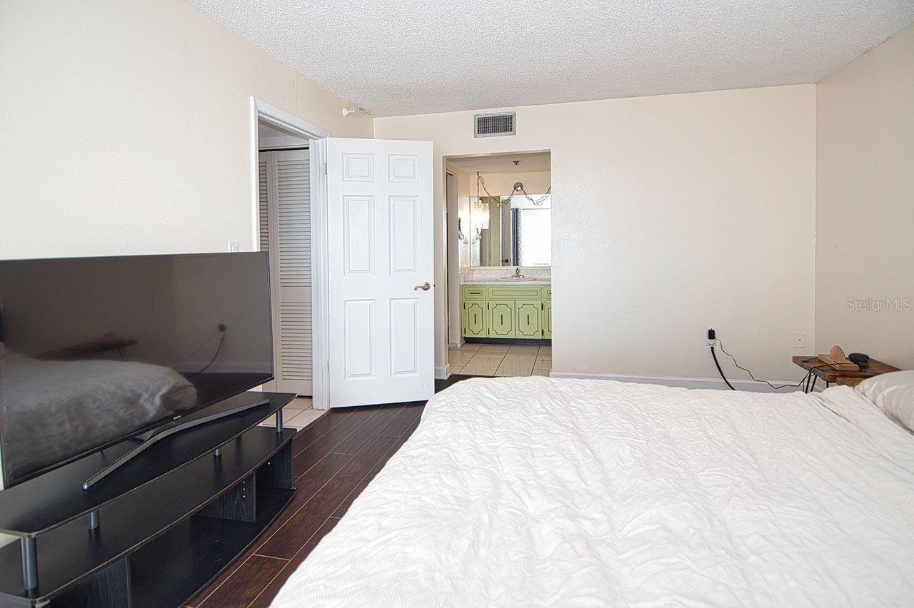 Beautiful en-suite bedroom with easy care wood grain laminate flooring
