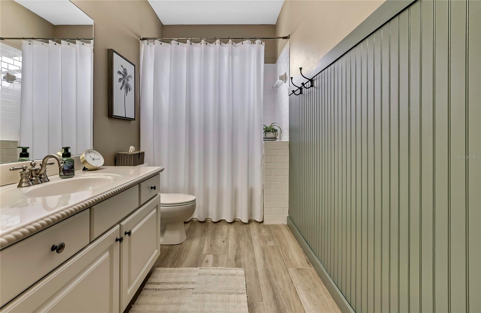 shared bath between the two bedrooms