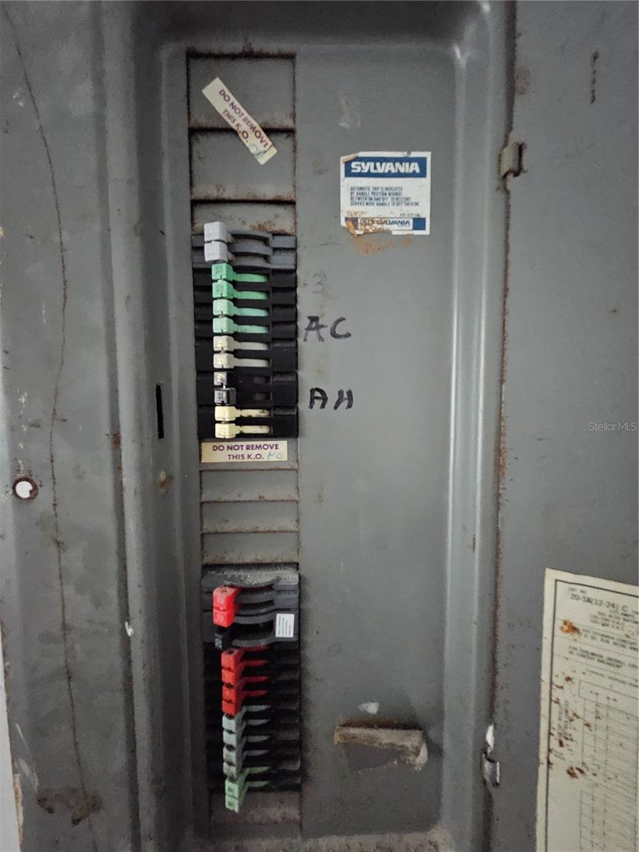 TB8423257