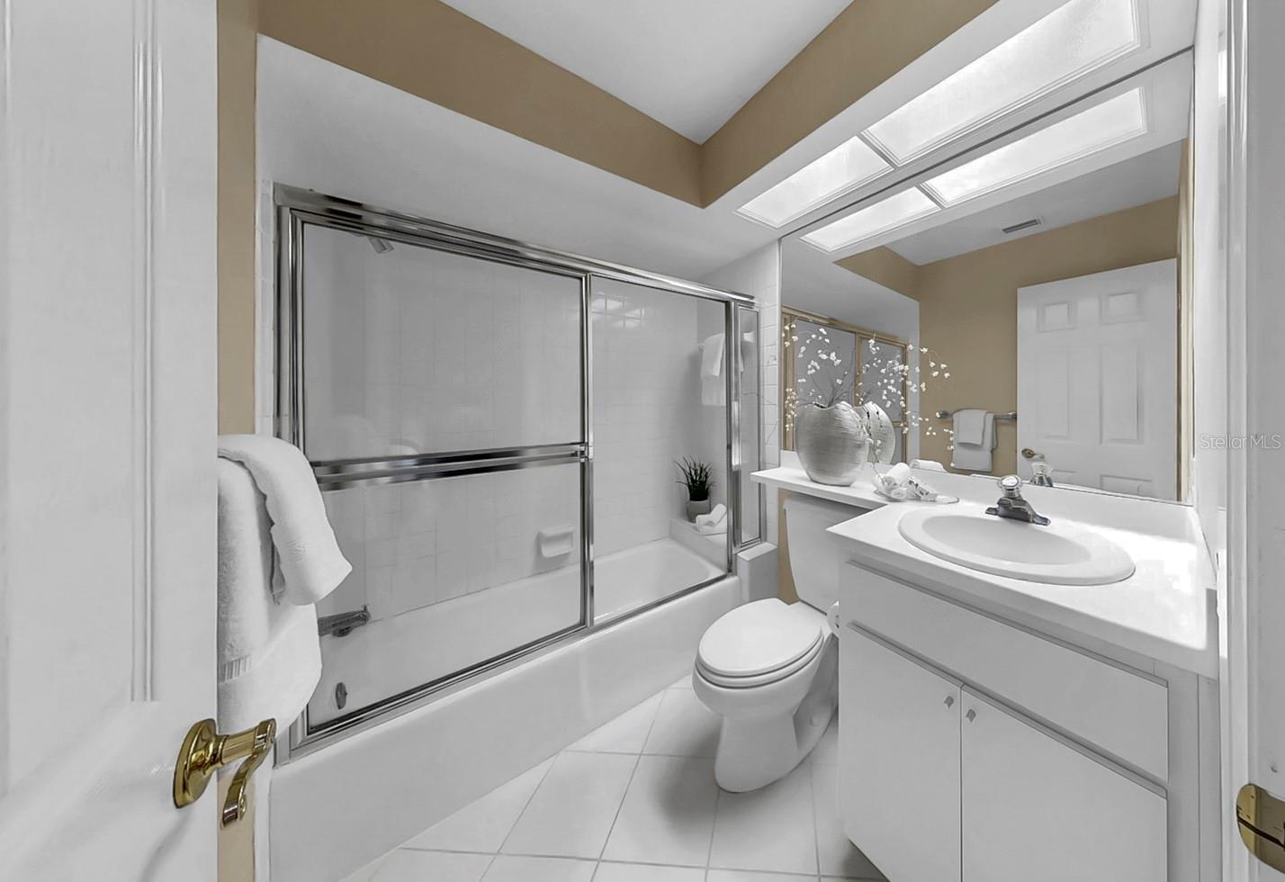 2nd bedroom private bath