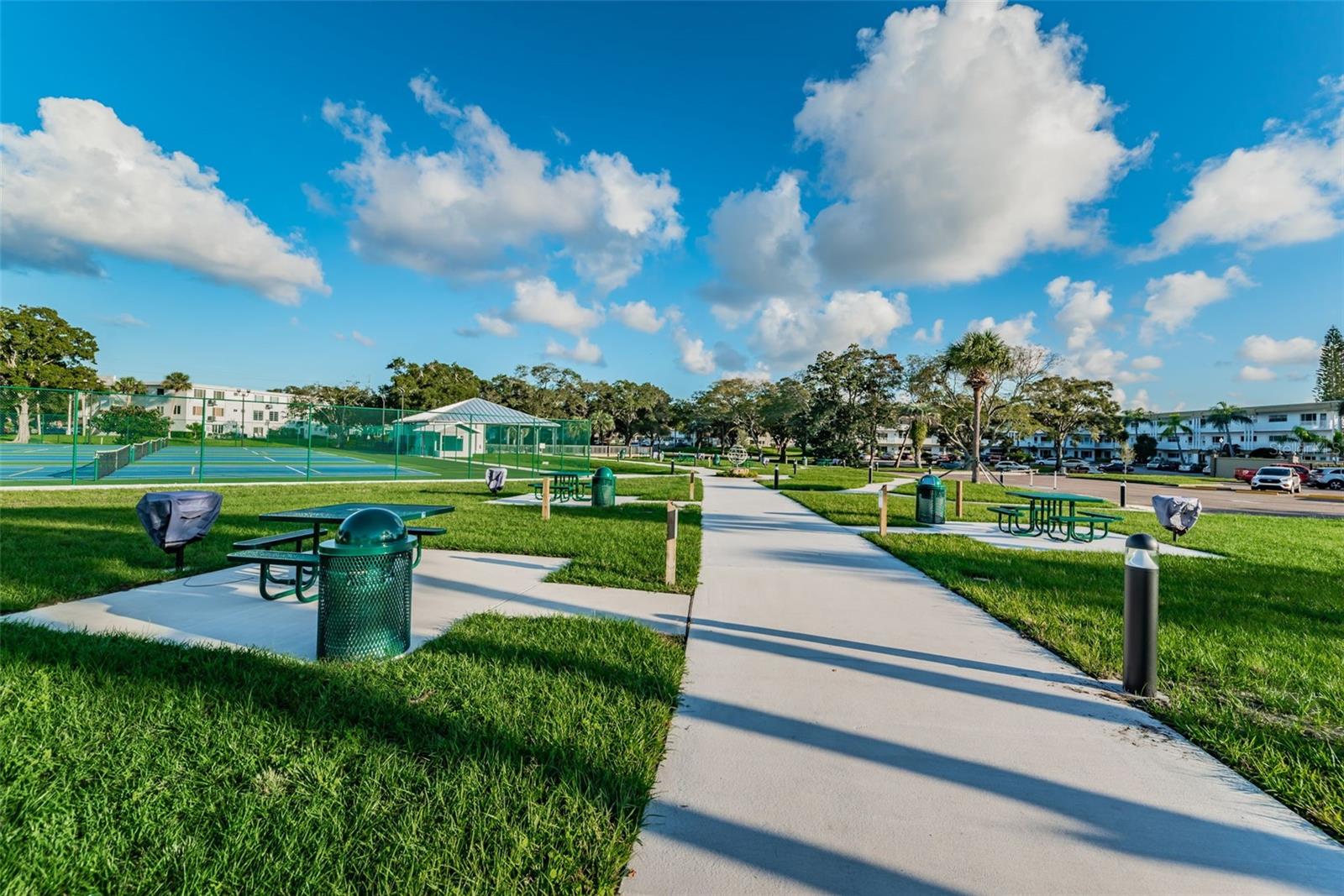 Many Picnic Area!