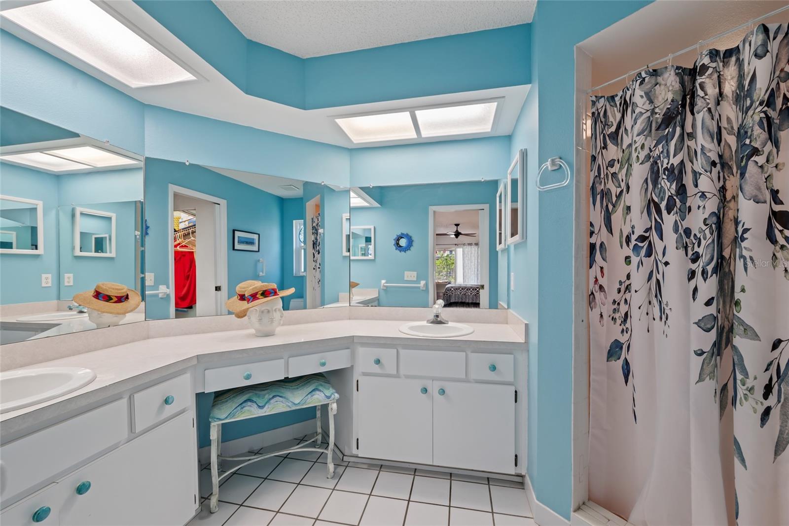 Spacious en-suite bathroom.