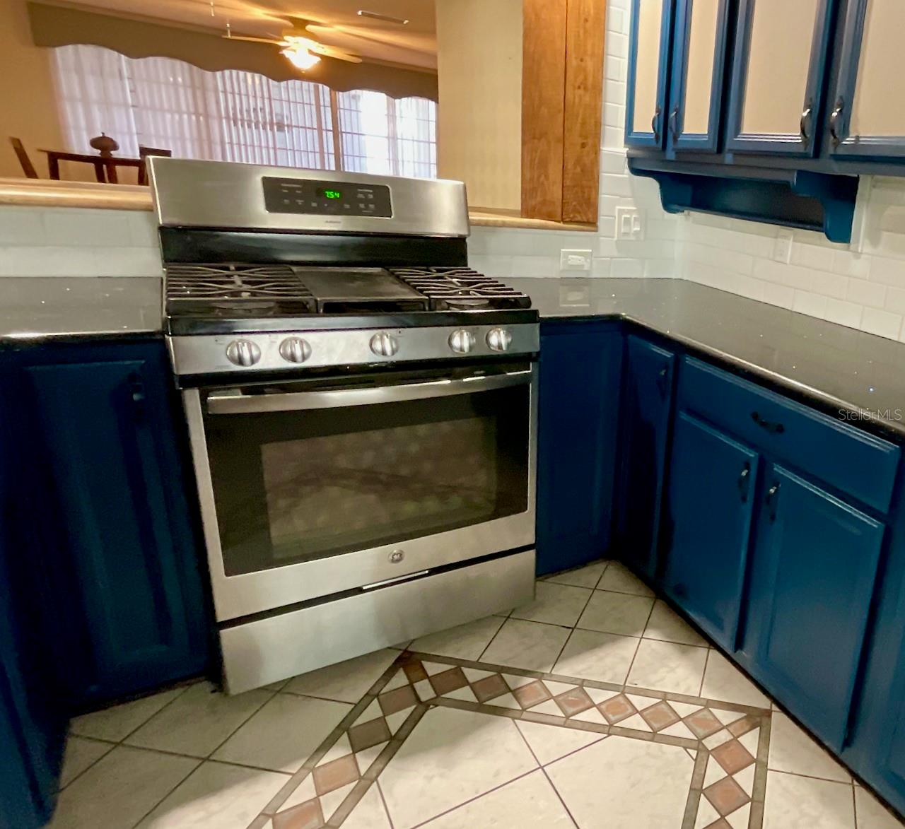 11-Kitchen gas range