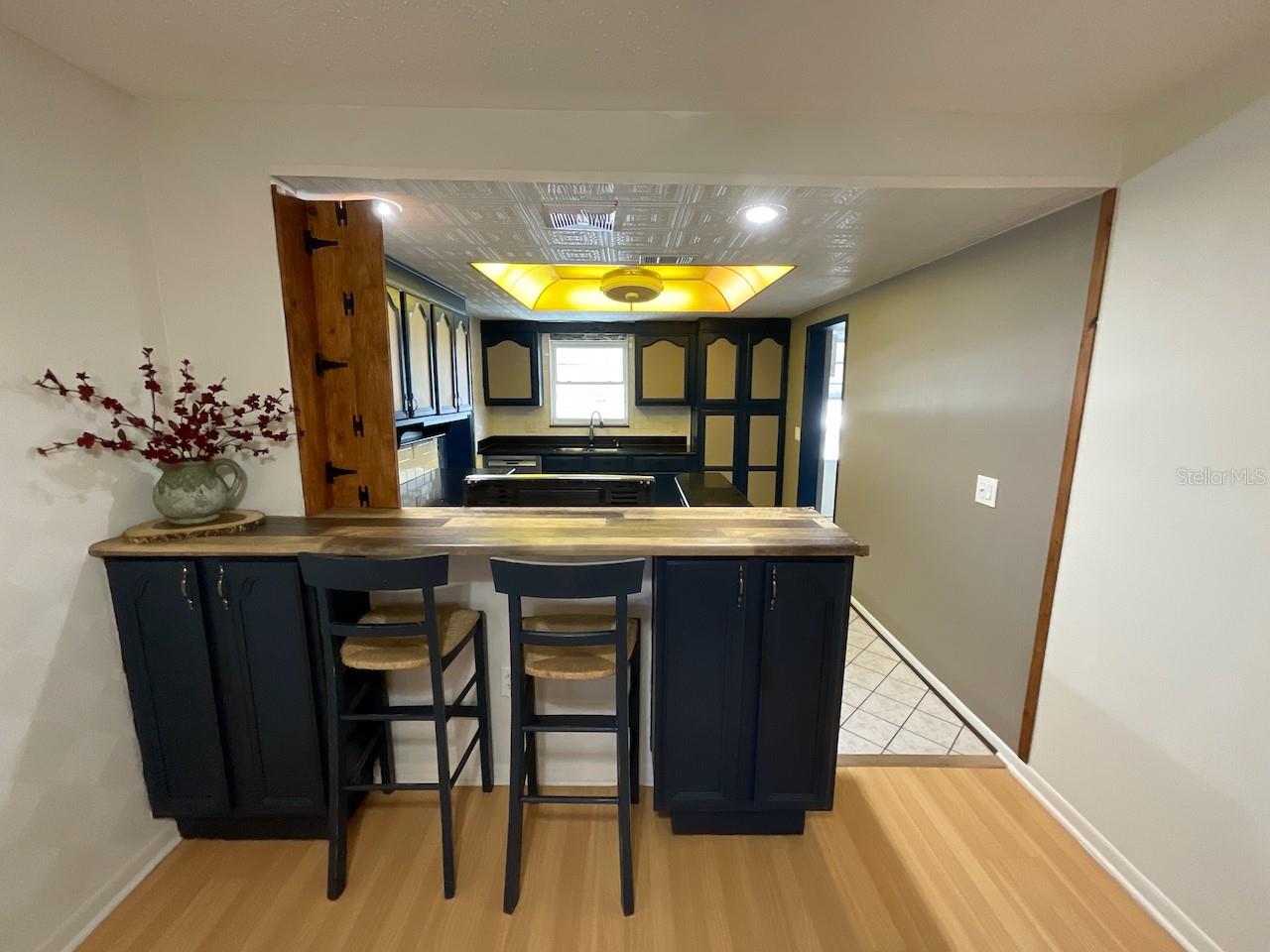 9-Breakfast bar and kitchen