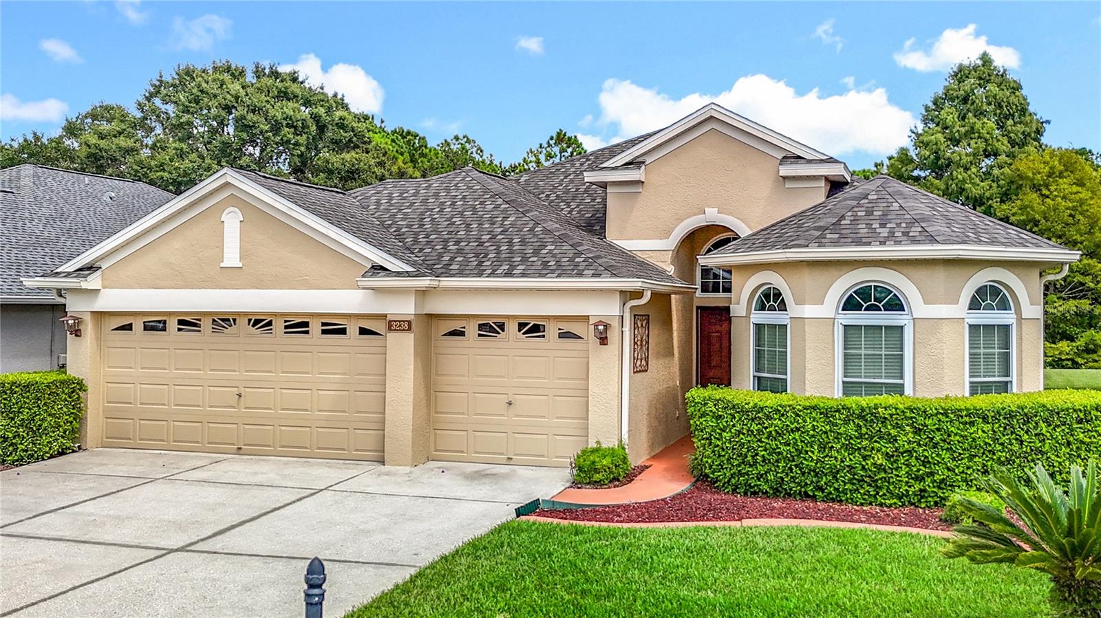 Beautiful curb appeal !