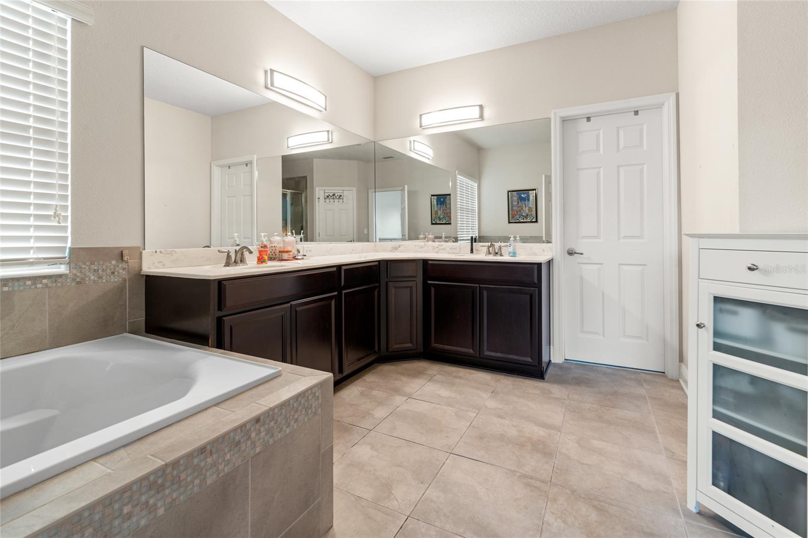 Primary Bathroom #2 Ensuite Upstairs - Garden Tub, Split Vanity Walk In Closet