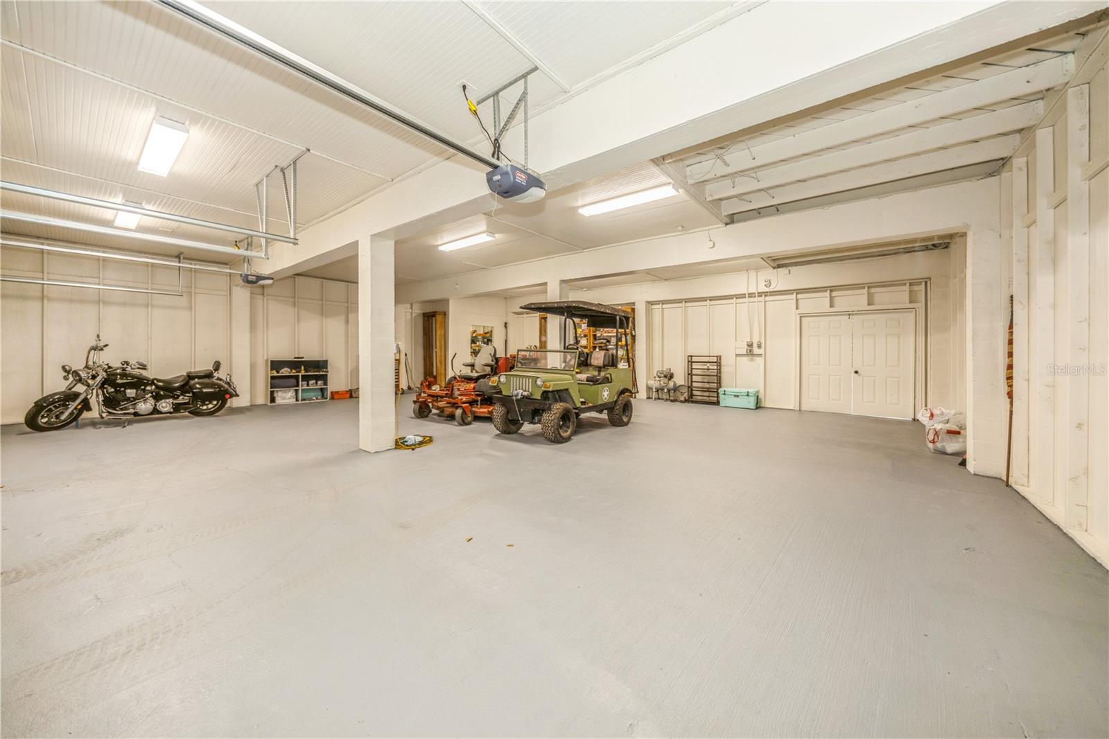 Massive Garage - 8 car tandem