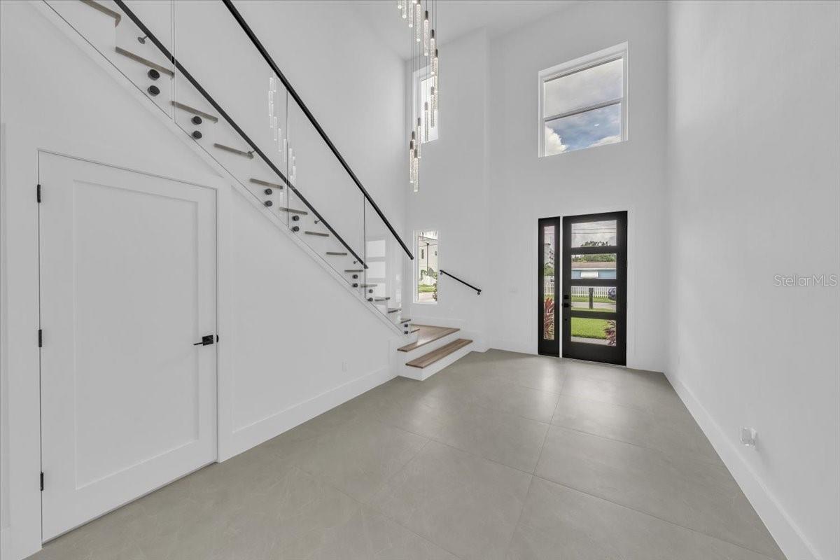 Foyer/stairs