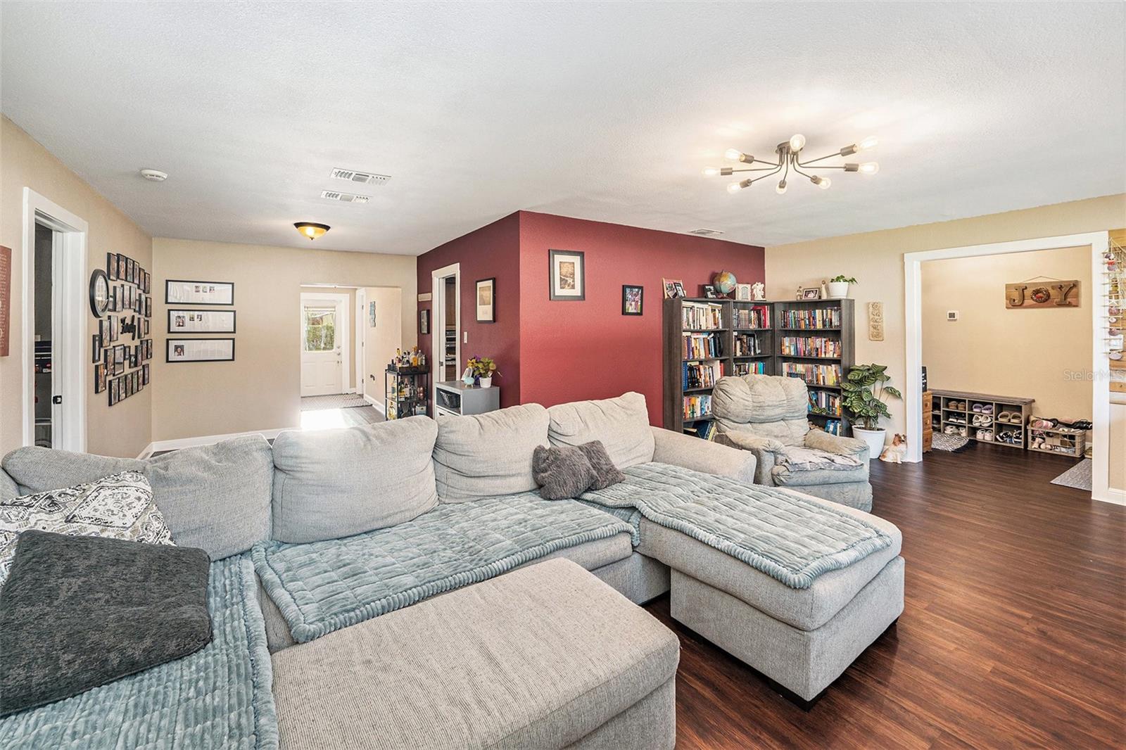 3512 Yale Circle, Riverview Fl 33578 - Living Room