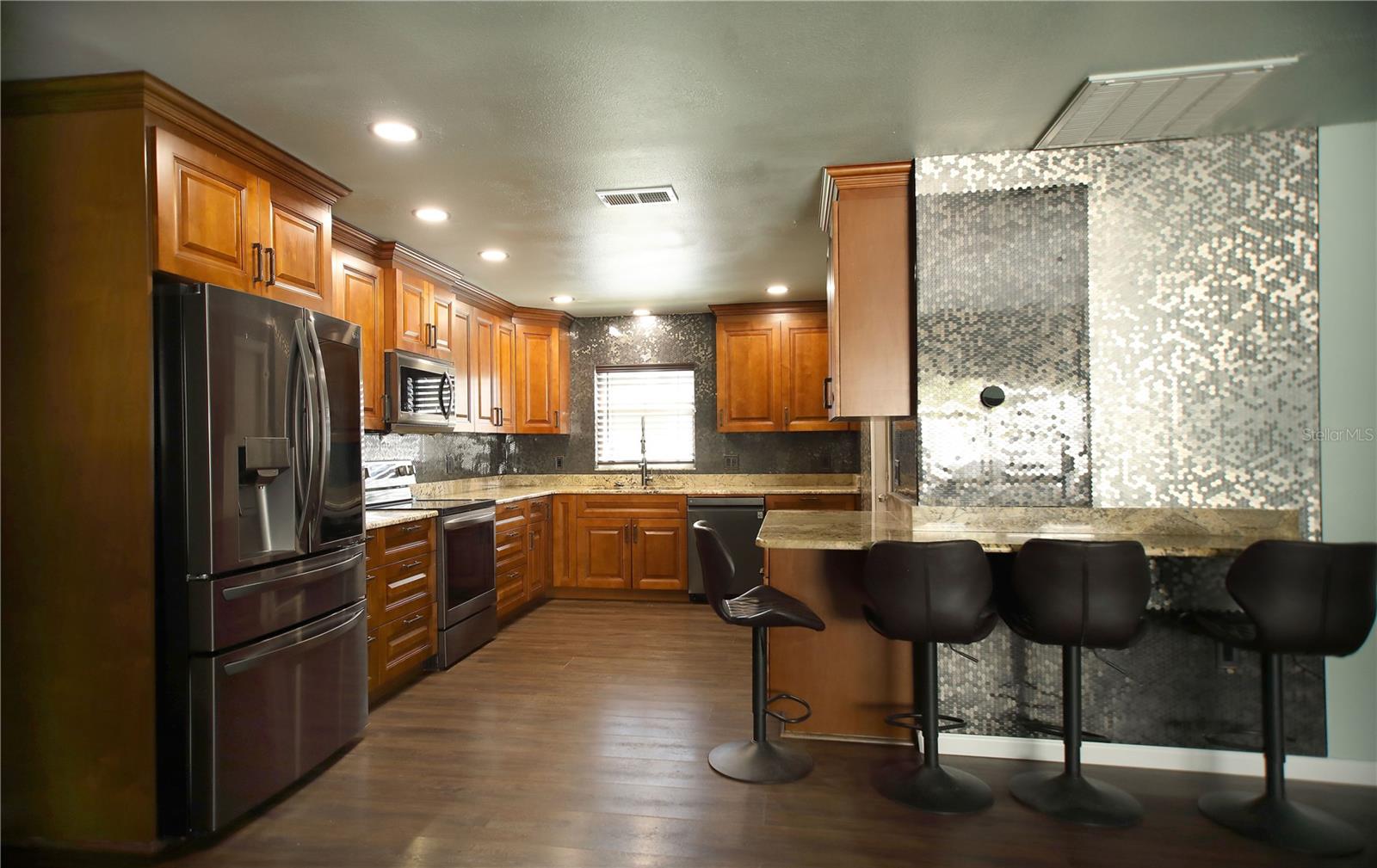 Kitchen w/ Breakfast Bar