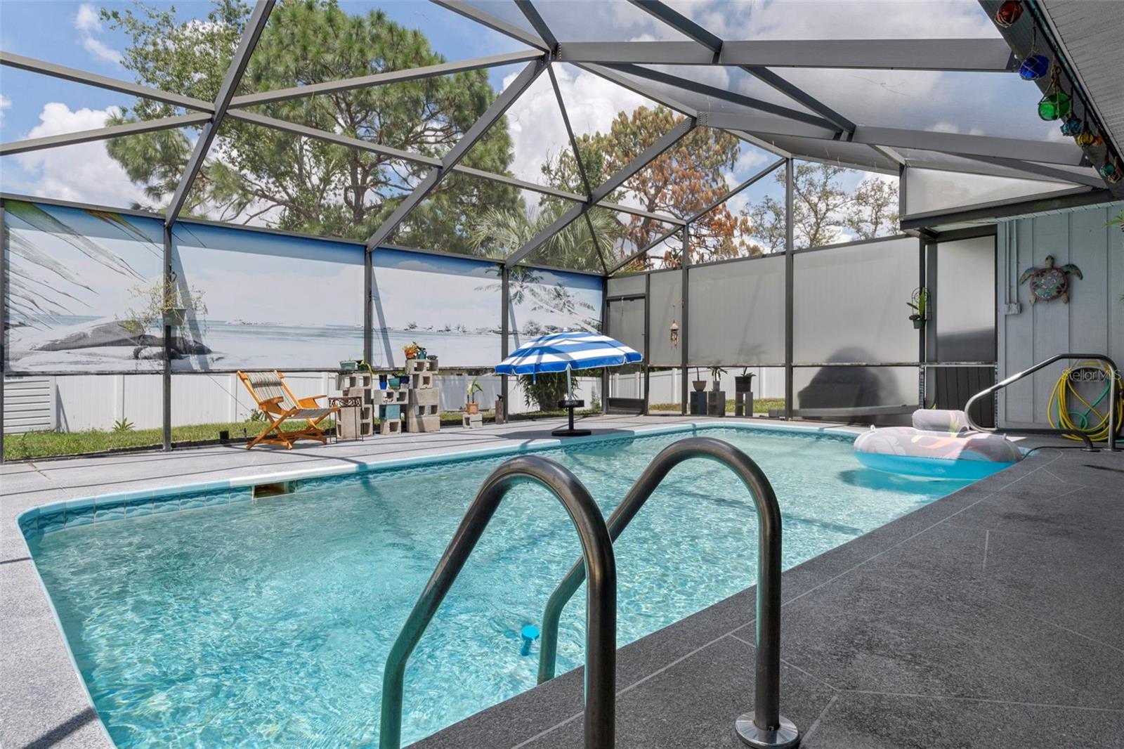 Pool with privacy screens