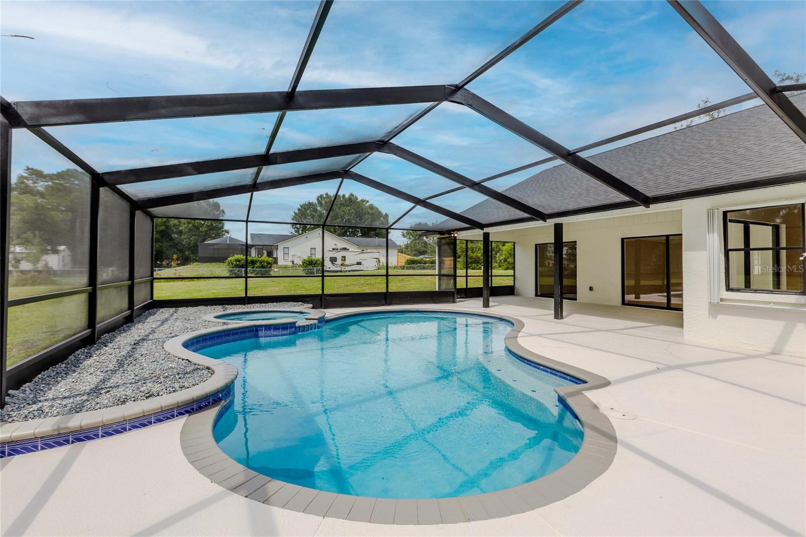 Amazing pool and jacuzzi