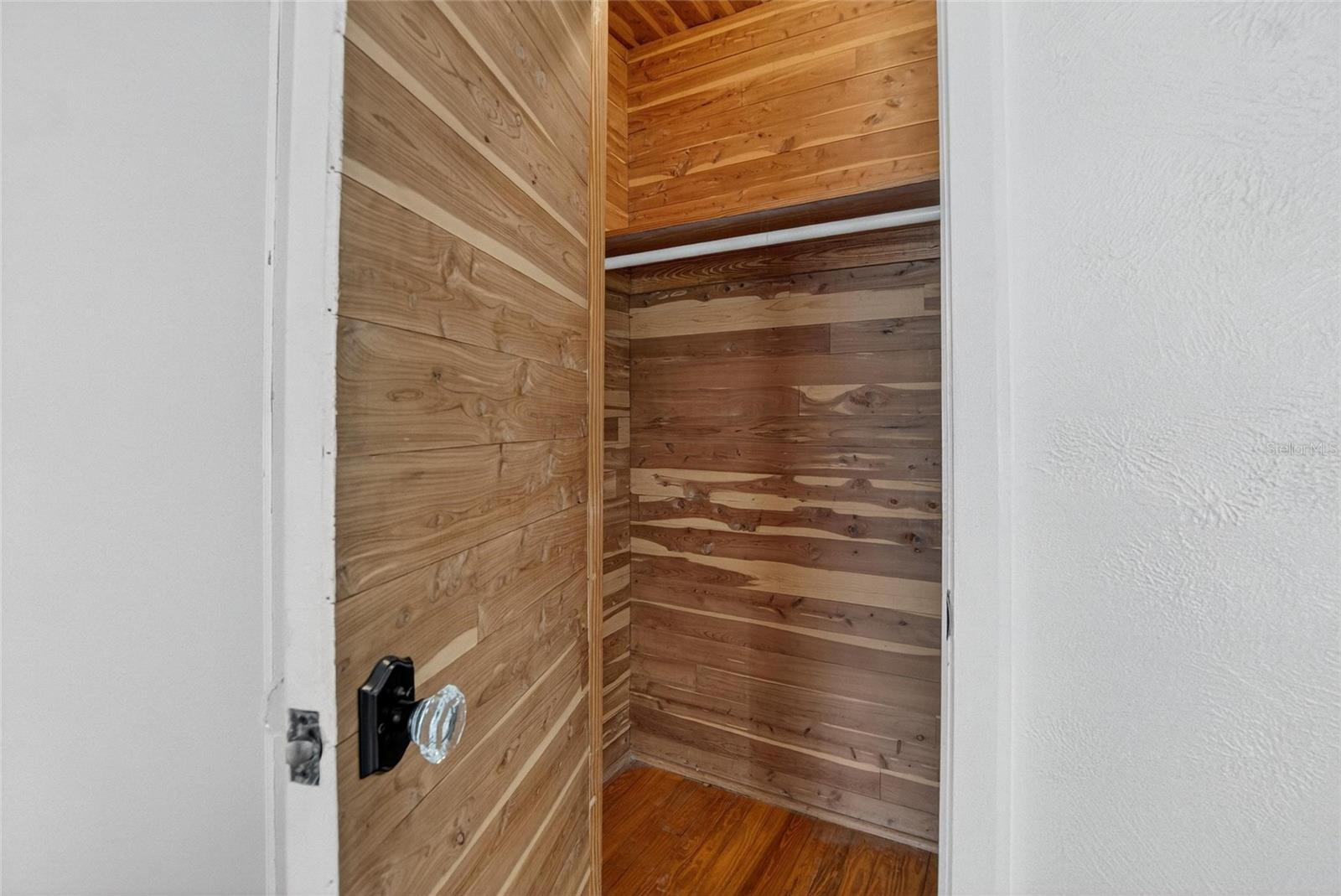 STEP-IN CEDAR CLOSET